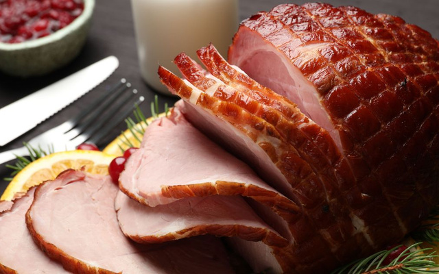 Tender de Natal na airfryer fatiado  na travessa com limão e ervas