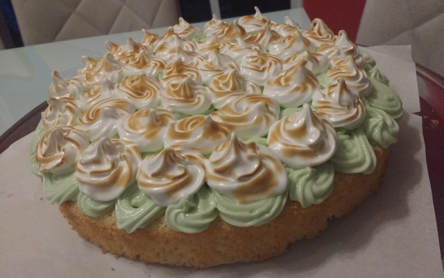 Bolo mousse de limão com merengue