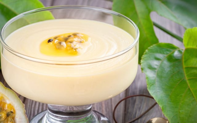 Mousse simples de maracujá cremosa e fácil servida em taça