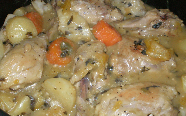 Frango ao molho de alho e legumes