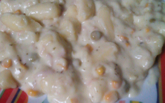 Nhoque de batata ao molho de cenouras e presunto