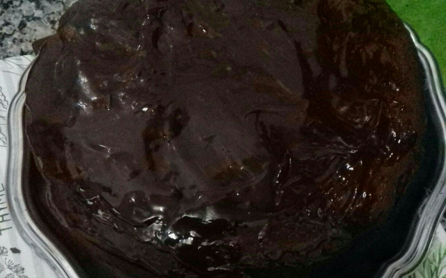 Pão de ló de chocolate com recheio e cobertura