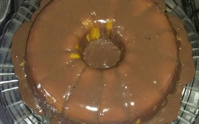Bolo de cenoura com calda de chocolate de microondas