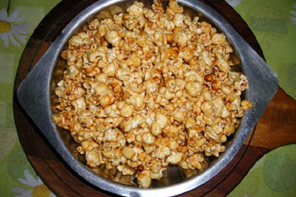 Pipoca caramelizada feita no fogão
