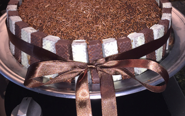 Bolo de chocolate recheado com mousse de doce de leite