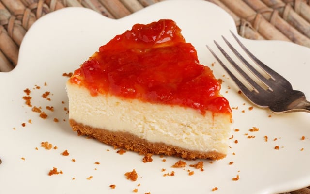 Cheesecake de goiabada com ricota e leite condensado em fatia