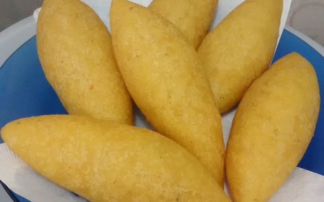 Bolinho de frango com farinha de milho