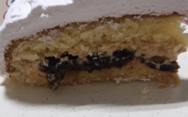 Bolo delícia com recheio de doce de leite com ameixa