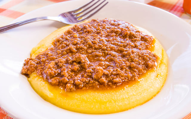 Angu de fubá com queijo mussarela