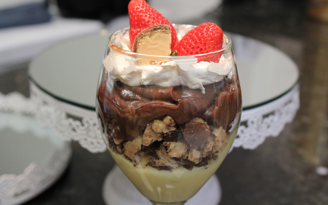 Sobremesa de Sonho de Valsa e Morango - Áurea