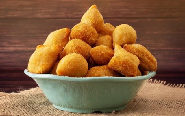 Porções de massa de salgado fritas servidas em tigela