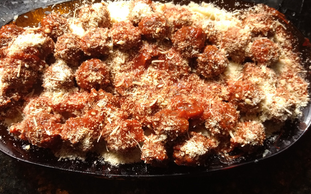 Polenta com almôndegas