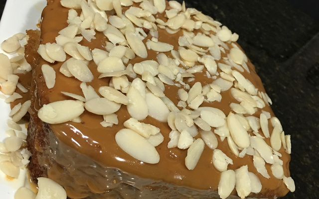 Bolo molhadinho de doce de leite