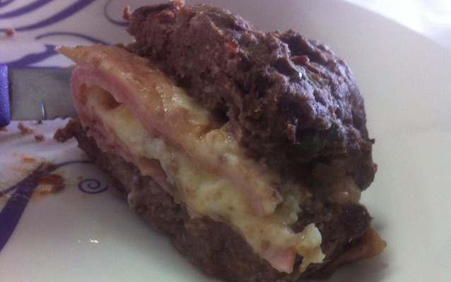 Rocambole de carne moída recheada