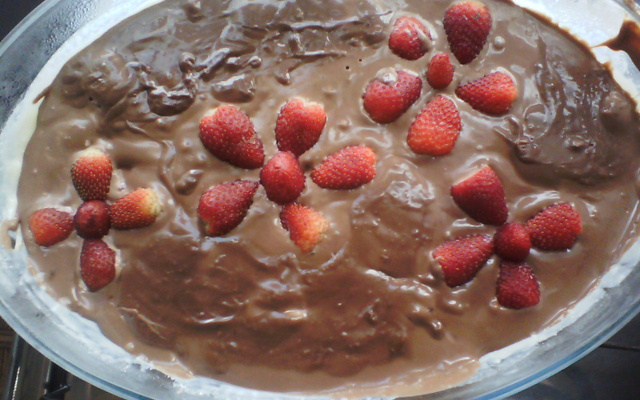 Bombom de morango na travessa