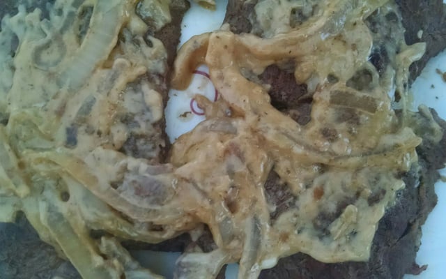 Bife acebolado com molho de maionese