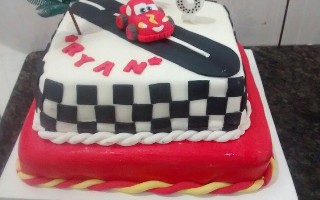 Bolo de morango com leite condensado consistente