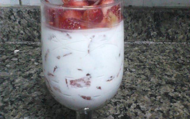 Morango com chantilly e suspiro