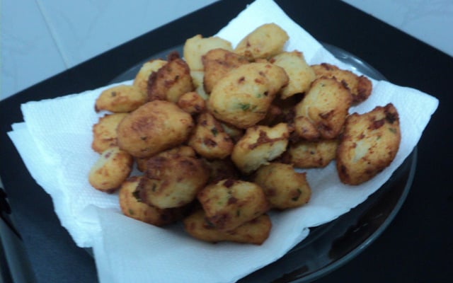 Bolinho de arroz com linguiça calabresa