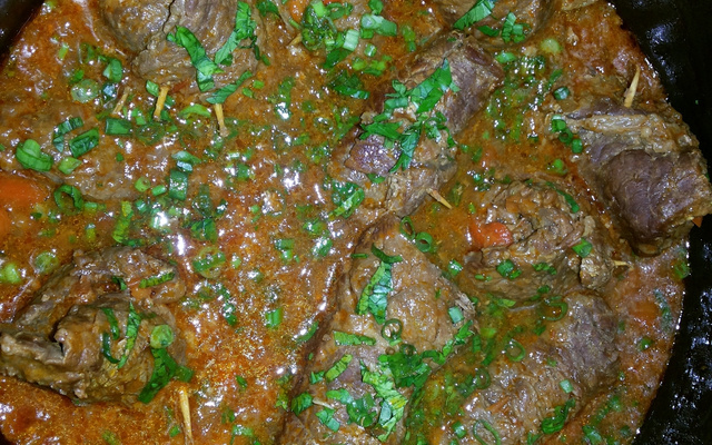 Bife a rolê com molho de vinho tinto e requeijão