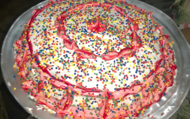 Bolo de chocolate com recheio e cobertura