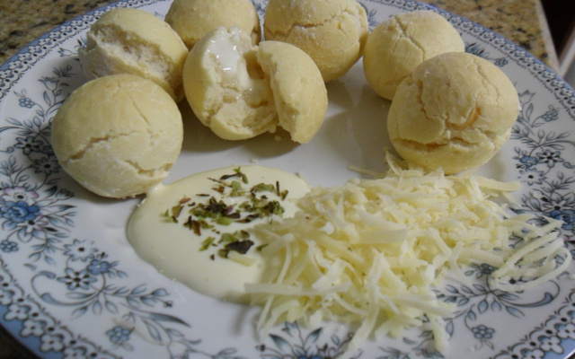 Pão de polvilho recheado