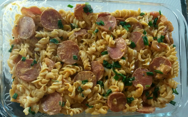 Macarrão cremoso com calabresa