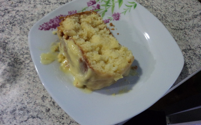 Bolo de laranja com cobertura de laranja.