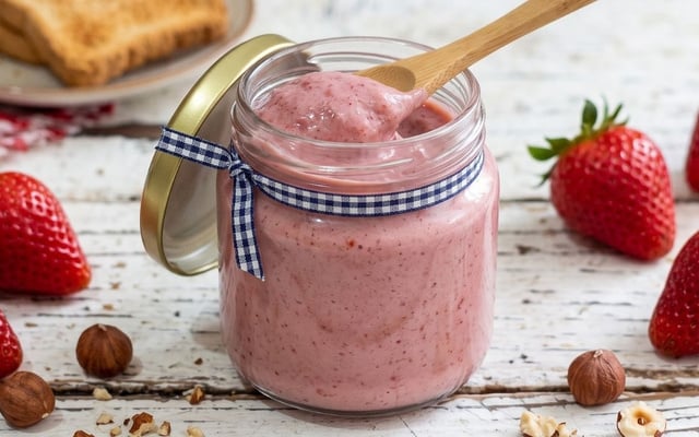 Nutella de morango com avelã cremosa em pote de vidro