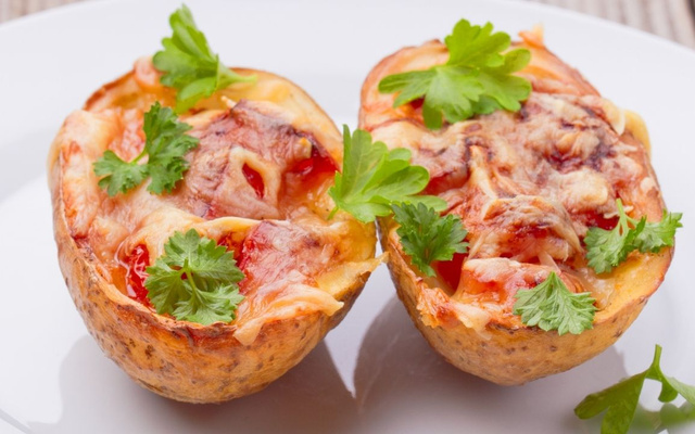 Batata de micro-ondas assada com queijo, presunto e tomate