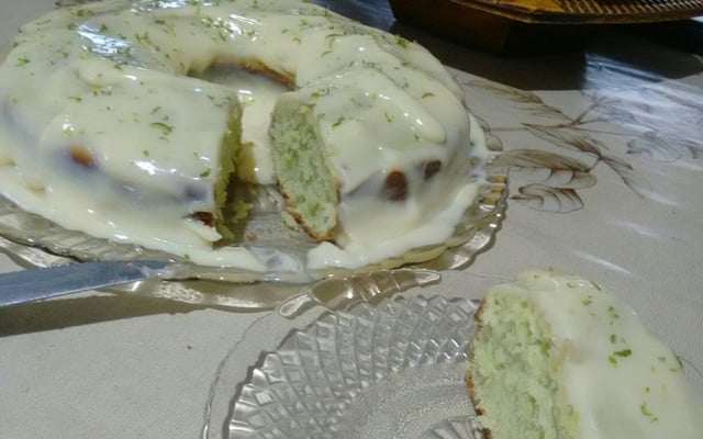 Bolo verdinho com creme de Limão