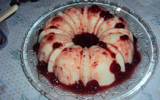 Manjar de coco com calda de frutas vermelhas