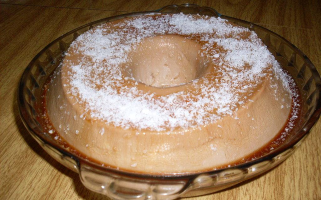 Pudim gelado de chocolate com coco