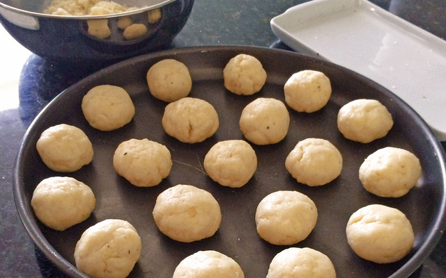 Pão de queijo com grana e amêndoas