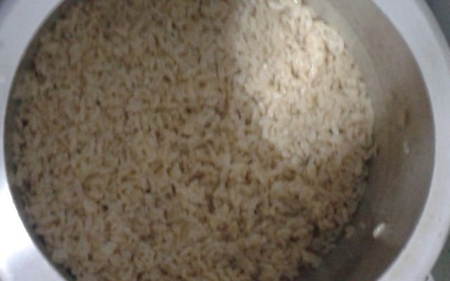 Arroz integral na panela de pressão
