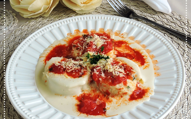 Rondeli de espinafre, ricota e tomate seco