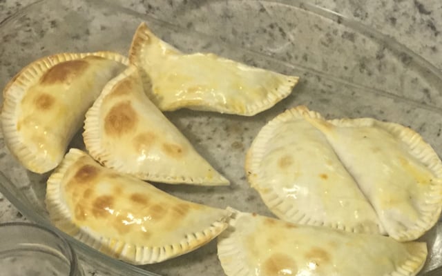 Pastel assado feito com massa de fritar