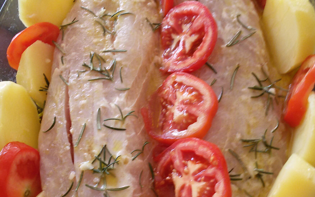 Filé de peixe assado com batatas