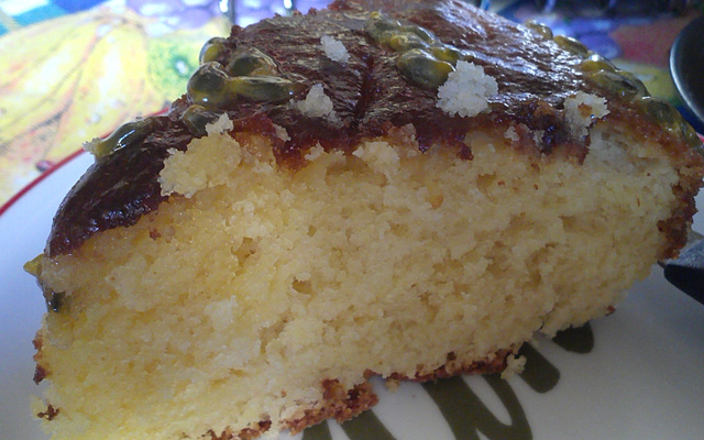 Bolo de maracujá com calda de maracujá