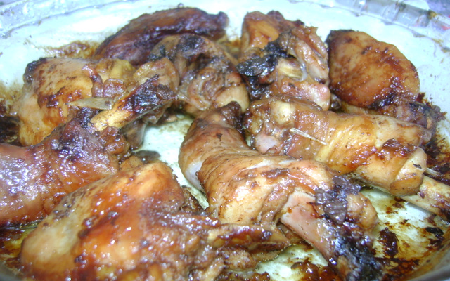 Coxas e sobrecoxas assadas no micro-ondas