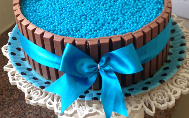 Bolo de aniversário com kit kat