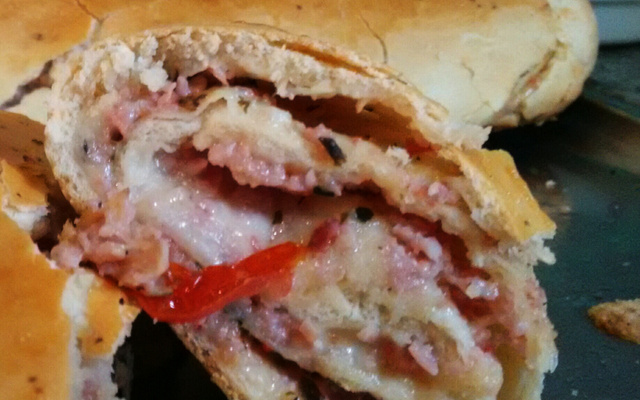 Enrolado de queijo e presunto