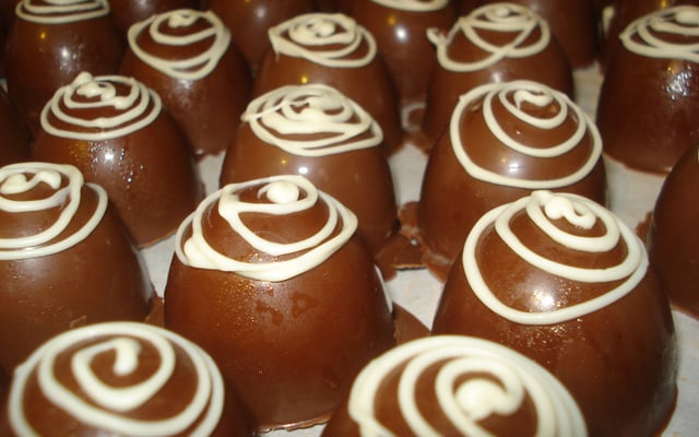 Trufa de chocolate com recheio de doce de coco