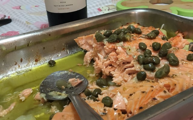 Salmão ao molho de alcaparras