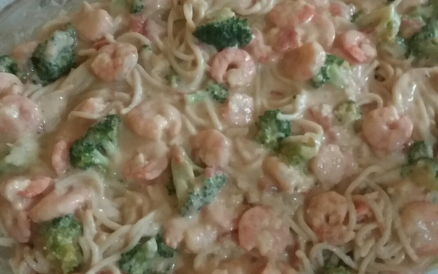 Macarrão com molho cremoso de camarão e brócolis