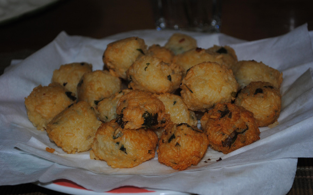 Bolinhos de arroz e queijo parmesão