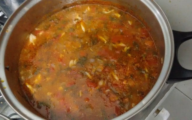 Arraia ao molho de tomate