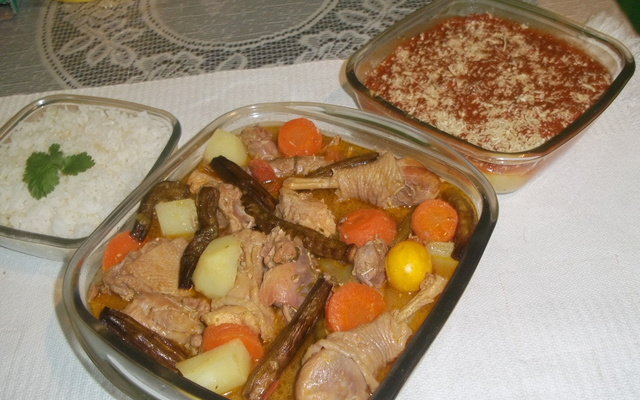 Galinha caipira com quiabo e legumes