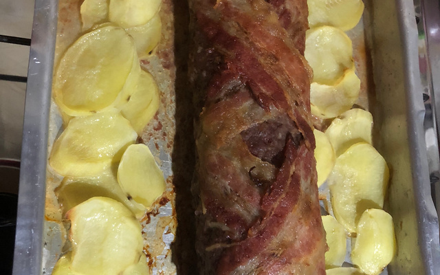 Rocambole de carne fácil e gostoso