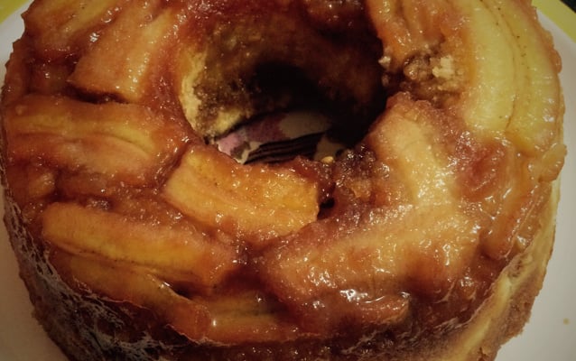 Bolo de banana com calda